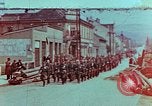 Immagine di Truppe tedesche in marcia ad arrendersi agli Alleati occidentali Pilsen Cecoslovacchia, 1945, secondo 1 filmato di repertorio 65675055608