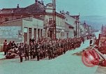 Immagine di Truppe tedesche in marcia ad arrendersi agli Alleati occidentali Pilsen Cecoslovacchia, 1945, secondo 3 filmato di repertorio 65675055608