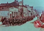 Immagine di Truppe tedesche in marcia ad arrendersi agli Alleati occidentali Pilsen Cecoslovacchia, 1945, secondo 4 filmato di repertorio 65675055608