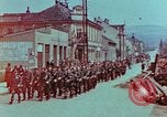 Immagine di Truppe tedesche in marcia ad arrendersi agli Alleati occidentali Pilsen Cecoslovacchia, 1945, secondo 5 filmato di repertorio 65675055608