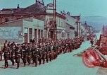 Immagine di Truppe tedesche in marcia ad arrendersi agli Alleati occidentali Pilsen Cecoslovacchia, 1945, secondo 7 filmato di repertorio 65675055608