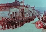 Immagine di Truppe tedesche in marcia ad arrendersi agli Alleati occidentali Pilsen Cecoslovacchia, 1945, secondo 8 filmato di repertorio 65675055608