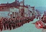 Immagine di Truppe tedesche in marcia ad arrendersi agli Alleati occidentali Pilsen Cecoslovacchia, 1945, secondo 9 filmato di repertorio 65675055608