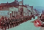 Immagine di Truppe tedesche in marcia ad arrendersi agli Alleati occidentali Pilsen Cecoslovacchia, 1945, secondo 11 filmato di repertorio 65675055608