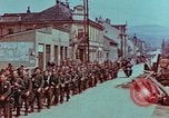 Immagine di Truppe tedesche in marcia ad arrendersi agli Alleati occidentali Pilsen Cecoslovacchia, 1945, secondo 12 filmato di repertorio 65675055608