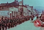 Immagine di Truppe tedesche in marcia ad arrendersi agli Alleati occidentali Pilsen Cecoslovacchia, 1945, secondo 13 filmato di repertorio 65675055608