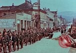 Immagine di Truppe tedesche in marcia ad arrendersi agli Alleati occidentali Pilsen Cecoslovacchia, 1945, secondo 14 filmato di repertorio 65675055608
