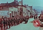 Immagine di Truppe tedesche in marcia ad arrendersi agli Alleati occidentali Pilsen Cecoslovacchia, 1945, secondo 15 filmato di repertorio 65675055608