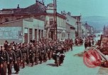 Immagine di Truppe tedesche in marcia ad arrendersi agli Alleati occidentali Pilsen Cecoslovacchia, 1945, secondo 16 filmato di repertorio 65675055608
