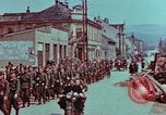 Immagine di Truppe tedesche in marcia ad arrendersi agli Alleati occidentali Pilsen Cecoslovacchia, 1945, secondo 17 filmato di repertorio 65675055608
