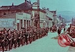 Immagine di Truppe tedesche in marcia ad arrendersi agli Alleati occidentali Pilsen Cecoslovacchia, 1945, secondo 19 filmato di repertorio 65675055608