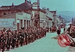 Immagine di Truppe tedesche in marcia ad arrendersi agli Alleati occidentali Pilsen Cecoslovacchia, 1945, secondo 20 filmato di repertorio 65675055608