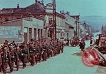 Immagine di Truppe tedesche in marcia ad arrendersi agli Alleati occidentali Pilsen Cecoslovacchia, 1945, secondo 21 filmato di repertorio 65675055608