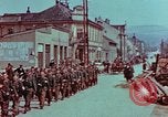 Immagine di Truppe tedesche in marcia ad arrendersi agli Alleati occidentali Pilsen Cecoslovacchia, 1945, secondo 22 filmato di repertorio 65675055608