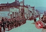 Immagine di Truppe tedesche in marcia ad arrendersi agli Alleati occidentali Pilsen Cecoslovacchia, 1945, secondo 23 filmato di repertorio 65675055608
