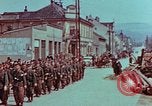 Immagine di Truppe tedesche in marcia ad arrendersi agli Alleati occidentali Pilsen Cecoslovacchia, 1945, secondo 24 filmato di repertorio 65675055608