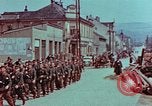 Immagine di Truppe tedesche in marcia ad arrendersi agli Alleati occidentali Pilsen Cecoslovacchia, 1945, secondo 25 filmato di repertorio 65675055608