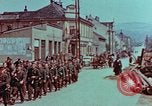 Immagine di Truppe tedesche in marcia ad arrendersi agli Alleati occidentali Pilsen Cecoslovacchia, 1945, secondo 26 filmato di repertorio 65675055608