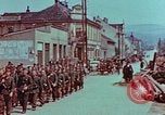 Immagine di Truppe tedesche in marcia ad arrendersi agli Alleati occidentali Pilsen Cecoslovacchia, 1945, secondo 27 filmato di repertorio 65675055608