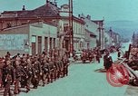 Immagine di Truppe tedesche in marcia ad arrendersi agli Alleati occidentali Pilsen Cecoslovacchia, 1945, secondo 28 filmato di repertorio 65675055608