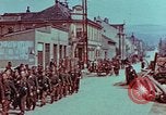 Immagine di Truppe tedesche in marcia ad arrendersi agli Alleati occidentali Pilsen Cecoslovacchia, 1945, secondo 29 filmato di repertorio 65675055608
