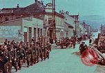 Immagine di Truppe tedesche in marcia ad arrendersi agli Alleati occidentali Pilsen Cecoslovacchia, 1945, secondo 30 filmato di repertorio 65675055608