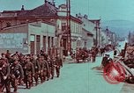 Immagine di Truppe tedesche in marcia ad arrendersi agli Alleati occidentali Pilsen Cecoslovacchia, 1945, secondo 31 filmato di repertorio 65675055608