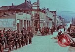 Immagine di Truppe tedesche in marcia ad arrendersi agli Alleati occidentali Pilsen Cecoslovacchia, 1945, secondo 32 filmato di repertorio 65675055608