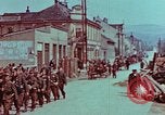 Immagine di Truppe tedesche in marcia ad arrendersi agli Alleati occidentali Pilsen Cecoslovacchia, 1945, secondo 33 filmato di repertorio 65675055608
