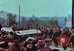 Immagine di Truppe tedesche in marcia ad arrendersi agli Alleati occidentali Pilsen Cecoslovacchia, 1945, secondo 34 filmato di repertorio 65675055608