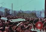 Immagine di Truppe tedesche in marcia ad arrendersi agli Alleati occidentali Pilsen Cecoslovacchia, 1945, secondo 35 filmato di repertorio 65675055608