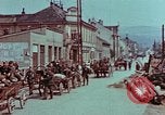 Immagine di Truppe tedesche in marcia ad arrendersi agli Alleati occidentali Pilsen Cecoslovacchia, 1945, secondo 46 filmato di repertorio 65675055608