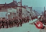 Immagine di Truppe tedesche in marcia ad arrendersi agli Alleati occidentali Pilsen Cecoslovacchia, 1945, secondo 54 filmato di repertorio 65675055608