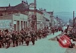 Immagine di Truppe tedesche in marcia ad arrendersi agli Alleati occidentali Pilsen Cecoslovacchia, 1945, secondo 55 filmato di repertorio 65675055608