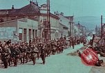 Immagine di Truppe tedesche in marcia ad arrendersi agli Alleati occidentali Pilsen Cecoslovacchia, 1945, secondo 56 filmato di repertorio 65675055608