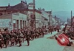 Immagine di Truppe tedesche in marcia ad arrendersi agli Alleati occidentali Pilsen Cecoslovacchia, 1945, secondo 57 filmato di repertorio 65675055608