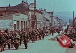 Immagine di Truppe tedesche in marcia ad arrendersi agli Alleati occidentali Pilsen Cecoslovacchia, 1945, secondo 58 filmato di repertorio 65675055608