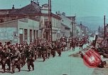 Immagine di Truppe tedesche in marcia ad arrendersi agli Alleati occidentali Pilsen Cecoslovacchia, 1945, secondo 59 filmato di repertorio 65675055608