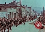 Immagine di Truppe tedesche in marcia ad arrendersi agli Alleati occidentali Pilsen Cecoslovacchia, 1945, secondo 60 filmato di repertorio 65675055608