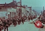 Immagine di Truppe tedesche in marcia ad arrendersi agli Alleati occidentali Pilsen Cecoslovacchia, 1945, secondo 61 filmato di repertorio 65675055608