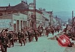 Immagine di Truppe tedesche in marcia ad arrendersi agli Alleati occidentali Pilsen Cecoslovacchia, 1945, secondo 62 filmato di repertorio 65675055608
