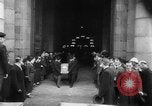 Image cortège funèbre Vichy France, 1943, de la seconde 29 séquences d'archives historiques vidéo 65675055610