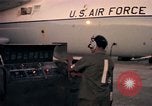 Image C-141A Starlifter aéronefs Philippines, 1979, de la seconde 25 séquences d'archives historiques vidéo 65675055616