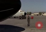 Image C-141A Starlifter aéronefs Philippines, 1979, de la seconde 25 séquences d'archives historiques vidéo 65675055618