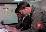 Standbild Abfüllung von Flight Plan Philippinen, 1979, aus Sekunde 61 historischem Filmmaterial Videoclip 65675055619