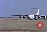 Standbild C-141A Starlifter aircraft Philippinen, 1979, aus Sekunde 19 historischem Filmmaterial Videoclip 65675055627