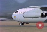 Standbild C-141A Starlifter aircraft Philippinen, 1979, aus Sekunde 28 historischem Filmmaterial Videoclip 65675055627