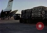 Standbild C-141A Starlifter aircraft Philippinen, 1979, aus Sekunde 56 historischem Filmmaterial Videoclip 65675055630