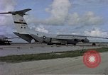 Standbild C-141A Starlifter aircraft Diego Garcia Insel im Indischen Ozean, 1979, aus Sekunde 40 historischem Filmmaterial Videoclip 65675055632