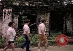 Standbild airmen prüfen Diego Garcia Insel im Indischen Ozean, 1979, aus Sekunde 56 historischem Filmmaterial Videoclip 65675055639